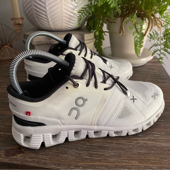 On Cloud X 4 Training Athletic Shoes Running Sneaker Women’s 7 Ivory White Black - Picture 3 of 10